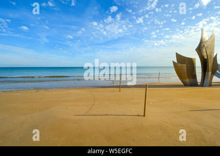 La WW2 American D-Day le débarquement Omaha Beach le monument commémoratif des Braves sur une plage de sable à Colleville-sur-Mer en Normandie, France Banque D'Images