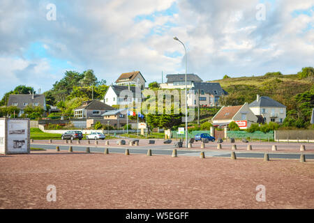 Le village de Vierville-sur-Mer le long de la côte de la Manche en Normandie, site de la célèbre plage d'Omaha Beach 1944 Jour d'invasion. Banque D'Images