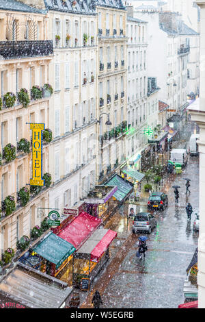 Portrait de la rue Cler, neige, Paris, France Banque D'Images