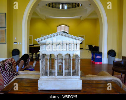 Les études des étudiants dans le salon au Bryant Hall, le design intérieur comprend une ancienne cabane d'élément central à l'Université du Mississippi, Oxford, Banque D'Images