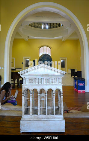 Les études des étudiants dans le salon au Bryant Hall, le design intérieur comprend une ancienne cabane d'élément central à l'Université du Mississippi, Oxford, Banque D'Images