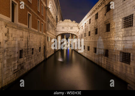 Canal de Venise sur une nuit d'été Banque D'Images