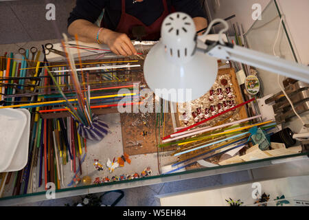 Un artisanat femme Muranoin sur l'île de Venise , en pièces de la célèbre verre de Murano. Banque D'Images