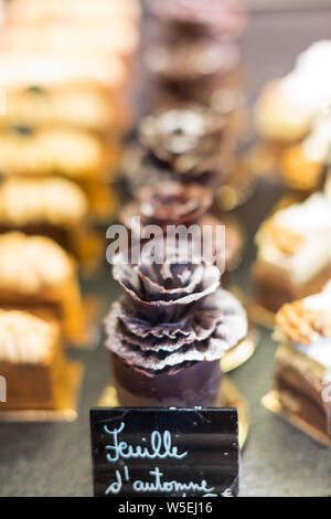 Feuille d'automne les feuilles d'automne à Paris pâtisseries chocolat fenêtre boulangerie Banque D'Images