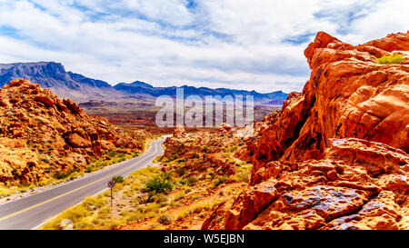 Le rocher de grès rouge vif Aztec formations dans le parc national de la vallée de feu dans l'état du Nevada aux États-Unis Banque D'Images