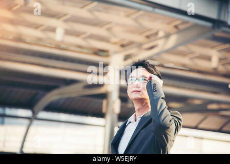 Vue latérale du smart confident businessman standing out regardez le brillant avenir. Banque D'Images