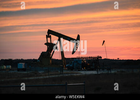 Pompe à huile au coucher du soleil dans le bassin du Permien, texas Banque D'Images