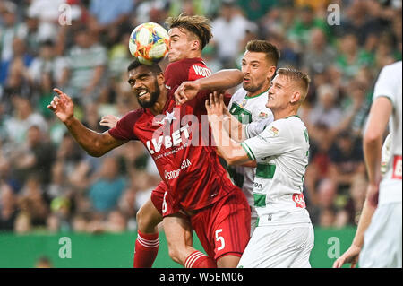 Gdansk, Pologne. 28 juillet, 2019. Christian Lukas de Wisla Cracovie (L) et Artur Sobiech (C) et Rafal Kobryn (R) de Pagan Gdansk sont vus en action au cours de la PKO Ekstraklasa match de championnat entre Pagan Wisla Cracovie et Gdansk.(score final ; Pagan Gdansk 0:0 Wisla Cracovie). Credit : SOPA/Alamy Images Limited Live News Banque D'Images