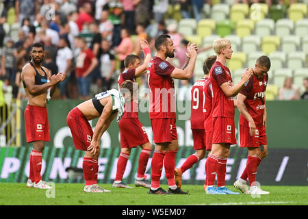 Gdansk, Pologne. 28 juillet, 2019. Les joueurs de Wisla Cracovie avec Marcin Wasilewski (C) n'est observée après le match d'Ekstraklasa PKO Pagan entre Gdansk et Wisla Cracovie.(score final ; Pagan Gdansk 0:0 Wisla Cracovie). Credit : SOPA/Alamy Images Limited Live News Banque D'Images