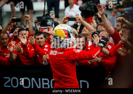 Hockenheim, Allemagne. 28 juillet, 2019. La Scuderia Ferrari est l'allemand Sebastian Vettel, pilote célèbre avec ses mécaniciens après avoir été deuxième dans le German Grand Prix F1 race. Credit : SOPA/Alamy Images Limited Live News Banque D'Images