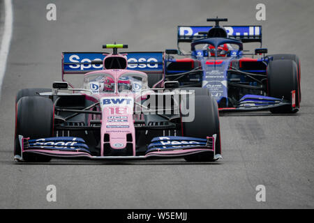 Hockenheim, Allemagne. 28 juillet, 2019. SportPesa Point course F1 Team pilote canadien lance pas (L) et de la Scuderia Toro Rosso Daniil Kvyat pilote russe au cours de la concurrence allemand F1 course de Grand Prix. Credit : SOPA/Alamy Images Limited Live News Banque D'Images