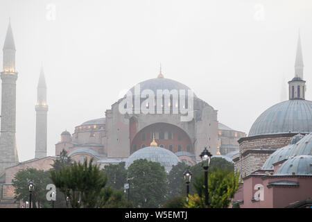 Le musée Sainte-Sophie à Istanbul, Turquie dans le brouillard au petit matin Banque D'Images