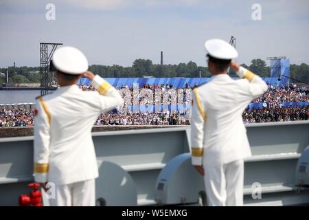 (190729) -- ST. PETERSBURG, le 29 juillet 2019 (Xinhua) -- l'auditoire à la vôtre quand le destroyer lance-missiles chinois "Xi'an' avec ses marins en grande tenue, l'alignement sur la plate-forme adoptée lors de la parade militaire de la Russie la Journée de la Marine de marquage sur la mer près de Kronstadt islet devant la côte de Saint-Pétersbourg, Russie le 28 juillet 2019. Missiles chinois "Xi'an" de la 32e flotte d'escorte de la marine chinoise ont participé à un défilé militaire de la Marine de la Russie marque ici le dimanche. (Photo de Li Hao/Xinhua) Banque D'Images