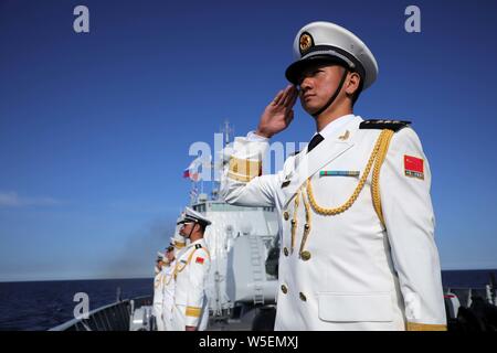 (190729) -- ST. PETERSBURG, le 29 juillet 2019 (Xinhua) -- les marins en grande tenue s'aligner sur le pont du destroyer lance-missiles chinois Xi'an pendant le défilé marquant la Journée de la Marine sur la mer près de Kronstadt islet devant la côte de Saint-Pétersbourg, Russie le 28 juillet 2019. Missiles chinois "Xi'an" de la 32e flotte d'escorte de la marine chinoise ont participé à un défilé militaire de la Marine de la Russie marque ici le dimanche. (Photo de Li Hao/Xinhua) Banque D'Images