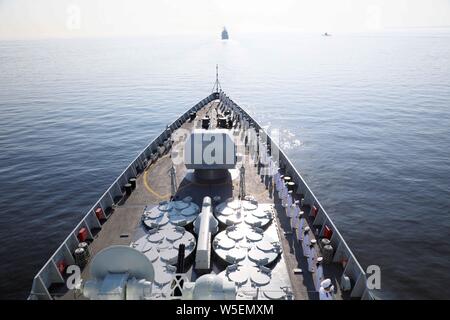 (190729) -- ST. PETERSBURG, le 29 juillet 2019 (Xinhua) -- les marins en grande tenue s'aligner sur le pont du destroyer lance-missiles chinois Xi'an pendant le défilé marquant la Journée de la Marine sur la mer près de Kronstadt islet devant la côte de Saint-Pétersbourg, Russie le 28 juillet 2019. Missiles chinois "Xi'an" de la 32e flotte d'escorte de la marine chinoise ont participé à un défilé militaire de la Marine de la Russie marque ici le dimanche. (Photo de Li Hao/Xinhua) Banque D'Images