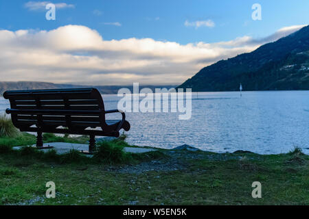 Queenstown Park Bench avec le lac Wakatipu en arrière-plan Banque D'Images