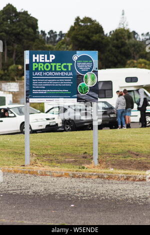 Levin, Nouvelle-Zélande - Novembre 12th, 2017 : Information Board rédigé à renseigner les visiteurs d'Horowhenua Lac sur les dangers de propagation des espèces aquatiques envahissantes Banque D'Images