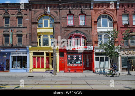 TORONTO - Juillet 2019 : Un bloc de 19e siècle bien conservé de bâtiments commerciaux sur la rue Queen. Banque D'Images