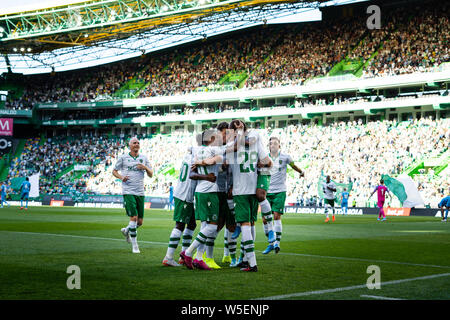 Lisbonne, Portugal. 28 juillet, 2019. Sporting CP team célèbre le but durant la finale du Trophée d'avant saison 2019 Violons cinq match de foot entre Sporting CP vs Valencia CF.(score final : Sporting CP 1 - 2 Valencia CF) Credit : SOPA/Alamy Images Limited Live News Banque D'Images