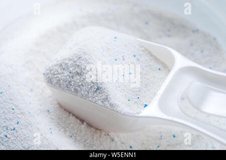 Poudre à laver avec godet de mesure sur une boîte de poudre à laver Banque D'Images