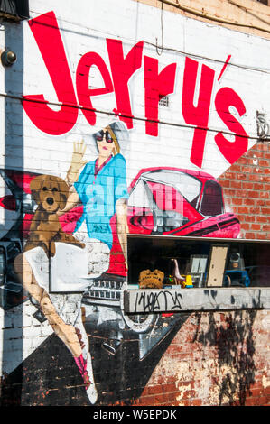 Paroi latérale du Jerry's Milk Bar, un magasin traditionnel d'angle devenu un café à Barkly Street, Elwood, Melbourne, Australie Banque D'Images