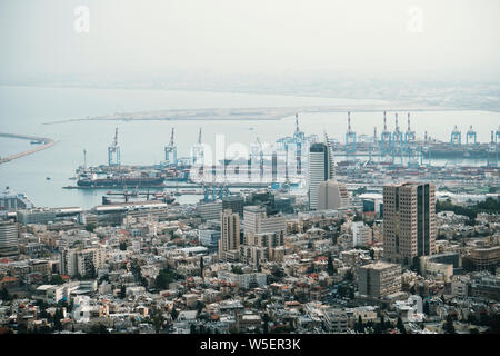 Paysage de la ville de Haïfa. Bâtiments urbains modernes à Haïfa avec de nombreux navires traversiers, l'affichage de l'air. Vue aérienne du port d'une ville de bord tourné en début de Banque D'Images