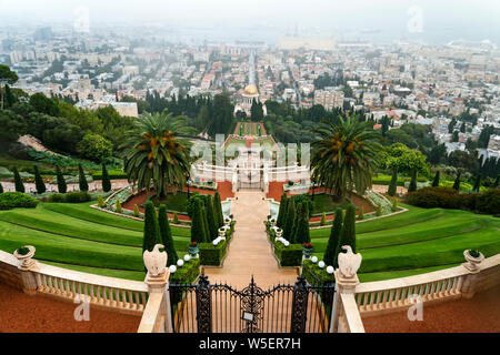 Belle vue panoramique photo de les jardins de Bahai à Haïfa en Israël. Vue depuis une hauteur d'un escalier avec des terrasses s'étendant jusqu'en bas le golde Banque D'Images
