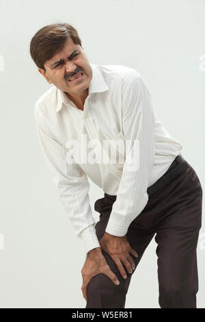 Businessman suffering from knee pain Banque D'Images