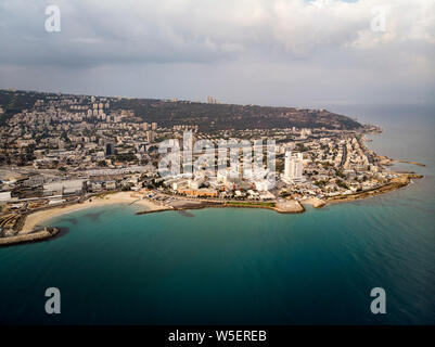 Panorama de l'antenne de Haïfa de flying drone - la troisième ville la plus importante de d'Israël. Belle vue sur la côte et ville balnéaire sur la colline. Mer, remorquer Banque D'Images