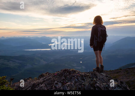 Fille d'aventure randonnées le beau sentier dans les paysages de montagne au cours de l'été animé d'un coucher du soleil. Prises au Mont Arrowsmith, près de Nanaimo, V Banque D'Images