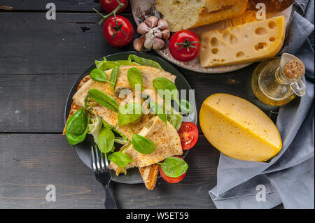 Bannière alimentaire. Omelette aux légumes, fromage et épinards sur du pain grillé avec de la salade. Délicieux petit-déjeuner Banque D'Images