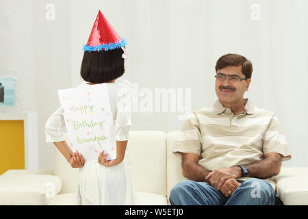 Indian girl holding message derrière l'arrière de grand-père Banque D'Images