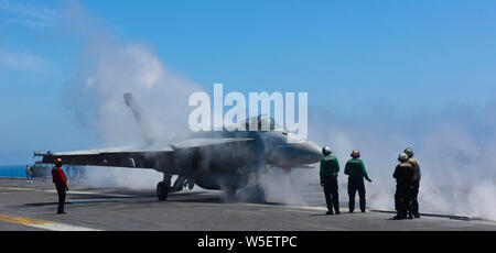 190723-N-VY375-1165 de l'OCÉAN PACIFIQUE (Juillet 23, 2019) Les Marins de diriger un F/A-18E Super Hornet, affecté à la "Tomcatters" de Strike Fighter Squadron (VFA) 31, sur le pont du porte-avions USS Theodore Roosevelt (CVN 71). Theodore Roosevelt mène des opérations de routine dans l'océan Pacifique. (U.S. Photo par marine Spécialiste de la communication de masse 2e classe Pyoung K. Yi) Banque D'Images