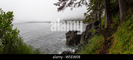 Belle vue panoramique sur une plage rocheuse sur le Juan de Fuca Trail lors d'un coucher du soleil. Prise à Sombrio plage, près de Port Renfrew, Vancouver Island Banque D'Images