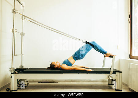 Fentes sur la face avant de Pilates Reformer l'intérieur d'un studio moderne Banque D'Images