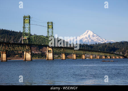 Belle vue de la rivière Hood Bridge sur la rivière Columbia avec Mt Hood dans l'arrière-plan. Pris dans White Salmon, Washington, USA. Banque D'Images