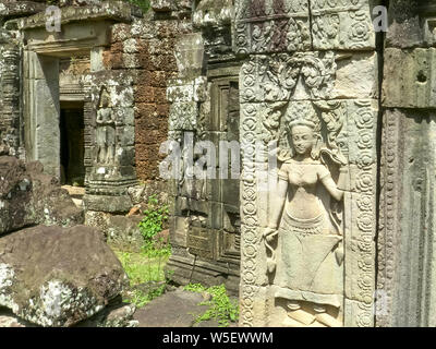 Une vue oblique d'un bas-relief de deux devata à Banteay Kdei temple à Angkor w Banque D'Images