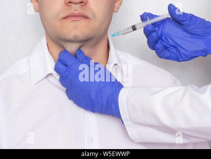 Le médecin rend le patient dans un double menton lipolitic, injection plastique et esthétique, close-up, de la procédure Banque D'Images