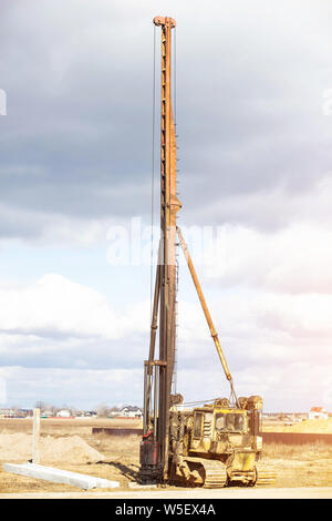 La construction et la construction de la fondation sur l'enfoncement de pieux en béton armé dans un sol pauvre, l'équipement pour l'enfoncement de pieux, coprah, marteau diesel Banque D'Images