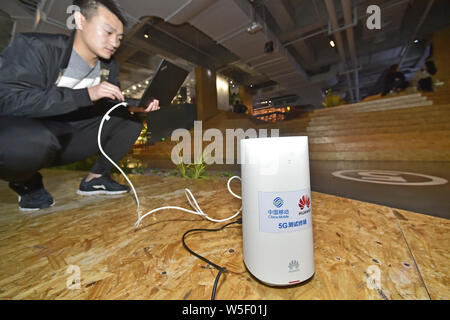 Un travailleur chinois d'équipements de tests de Tianjin's première station de base 5G dans le mobile de la Chine centre d'innovation conjointe laboratoire ouvert de Tianjin de Tianjin, C Banque D'Images