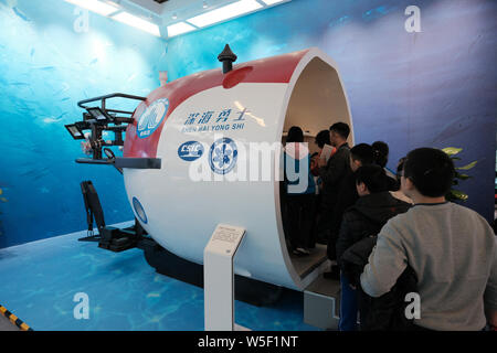 --FILE, des gens regardent une maquette du submersible habité Shenhai Yongshi (Deep Sea Warrior) lors d'une expo à Beijing, Chine, 18 décembre 2018. Chin Banque D'Images
