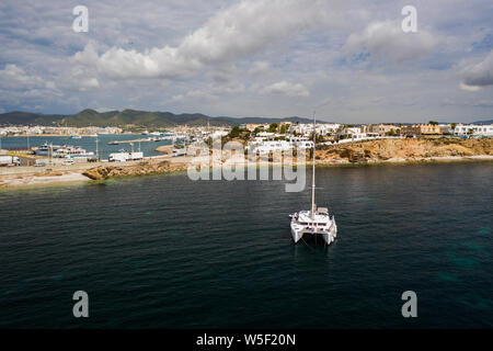 Vue aérienne sur catamaran et port sur l'arrière-plan. Banque D'Images