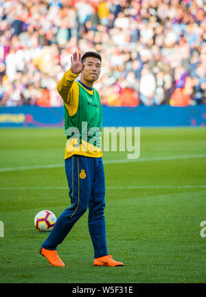 Wu Lei de RCD Espanyol se réchauffe avant la deuxième moitié de leur 29e match de la saison 2018-2019 de la Liga contre le FC Barcelone au Camp Nou Stad Banque D'Images