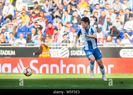 Wu Lei de RCD Espanyol dribbles contre FC Séville durant leur 28e match de la saison 2018-2019 de la Liga à RCDE Stadium à Barcelone, Espagne, Banque D'Images