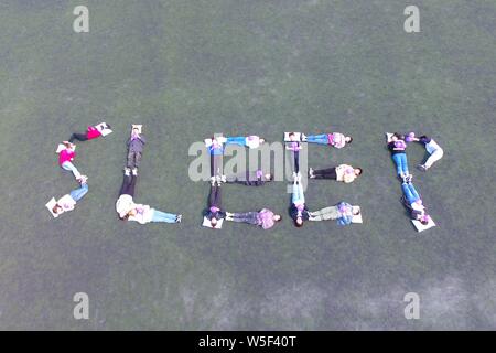 Les étudiants présentent sous la forme de 'SLEEP'du cours d'une guerre d'oreillers sur la Journée du sommeil à l'Université de Linyi Linyi city, est de la Chine. Banque D'Images