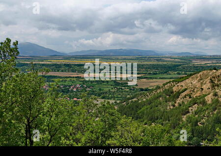 Vue à partir du chemin sur la pente de la Pyramides Stob à la vallée du village de Stob, montagne de Rila, région Kyustendil, Bulgarie, Europe Banque D'Images