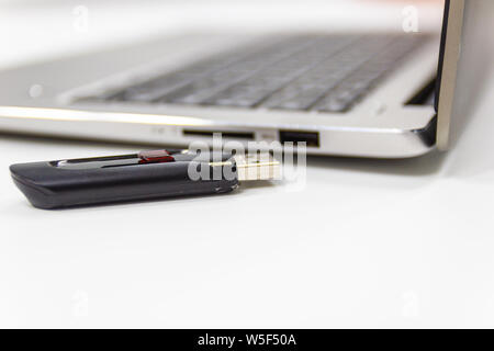Mémoire flash avec ordinateur portable pour conncet au port USB pour ordinateur portable plug-in et de transfert backup business Banque D'Images
