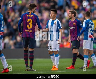 Wu Lei de RCD Espanyol, centre, est accueilli par Gerard Pique du FC Barcelone après l'Espanyol a été défait par le FC Barcelone au cours de leur 29e round mat Banque D'Images