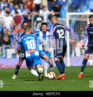 Wu Lei, centre, et son coéquipier Sergi Darder, avant gauche, de l'Espanyol défi Anuar Tuhami, l'arrière gauche, Sergi Guardiola, deuxième à droite, de Real Vall Banque D'Images