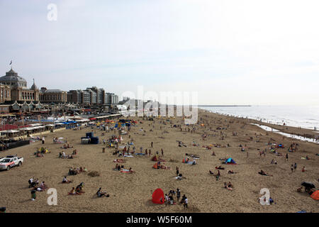 En été, les gens aiment à profiter de la chaleur de l'air ouvert à Scheveningen, la station balnéaire populaire de La Haye, Hollande méridionale, Pays-Bas Banque D'Images